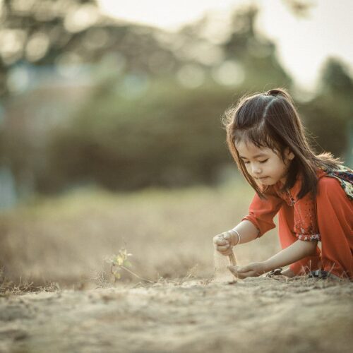 Child playing with sand, highlighting the childhood amnesia.
